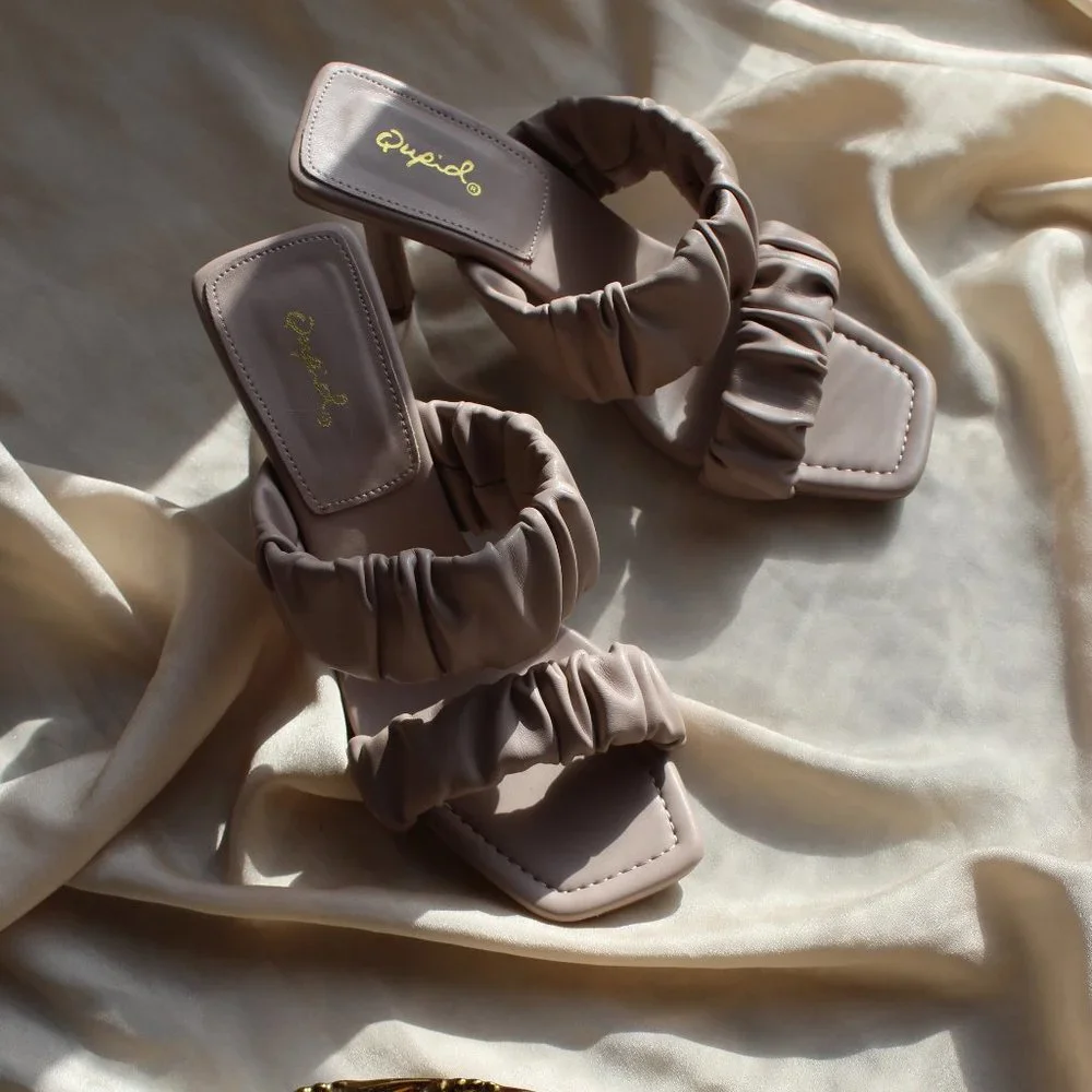 🚨FEW PAIRS LEFT// Double Ruched Birch Sandal - Picture 3 of 3